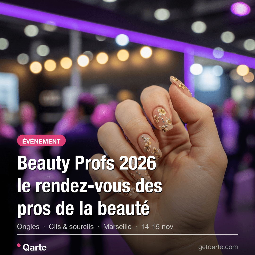 Prothésiste ongulaire admirant une décoration d'ongles sur un salon professionnel de la beauté