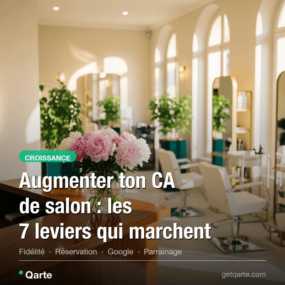 Coiffeuse souriante avec sa cliente dans un salon de beauté moderne, ambiance chaleureuse